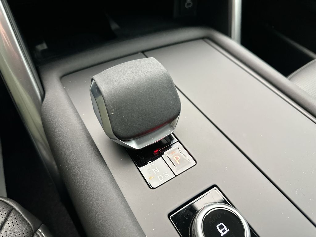 Thumbnail: 2025 Land Rover Discovery - 10