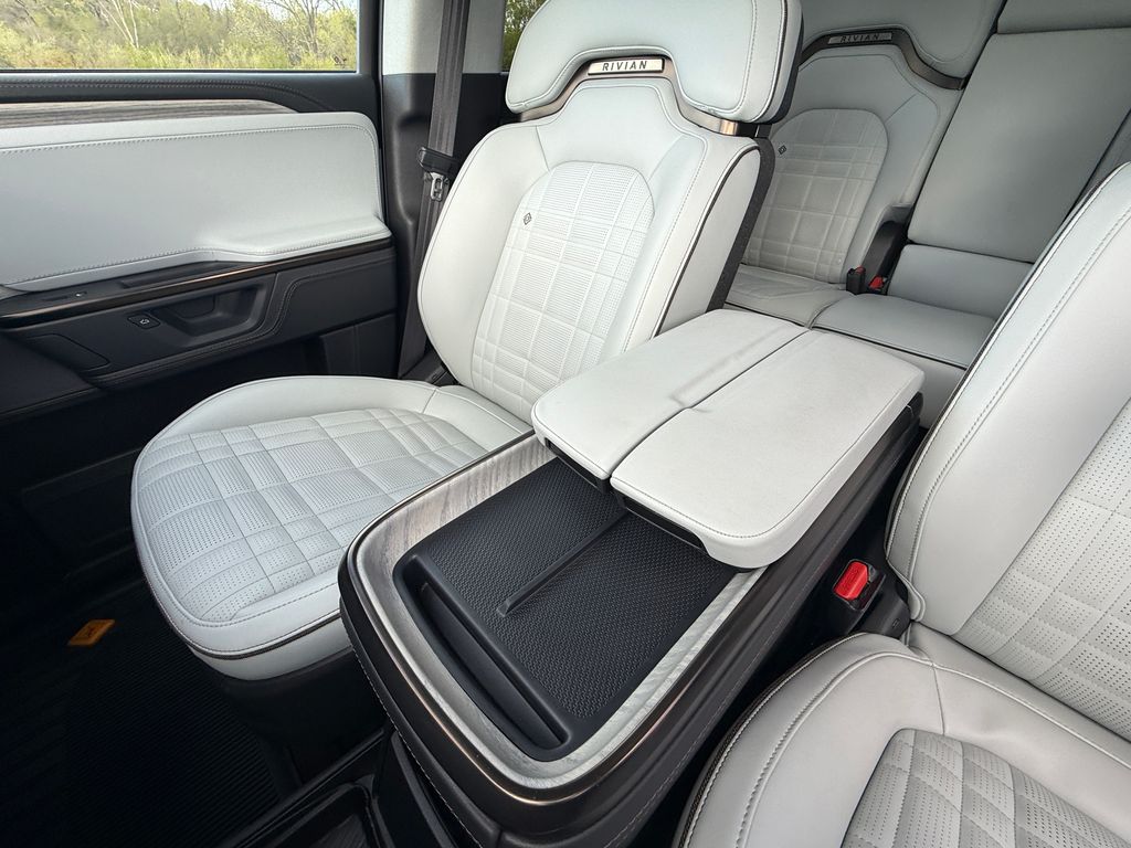 Rivian R1S