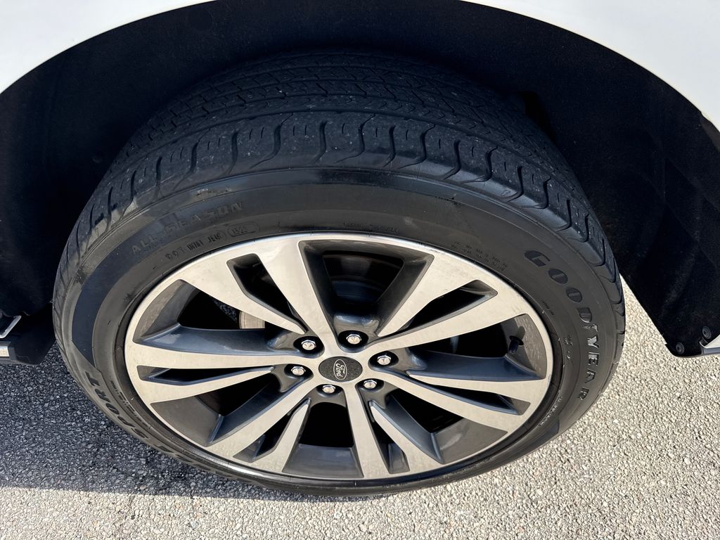 2021 Star White Metallic Tri-Coat Ford Expedition Max Limited RWD SUV