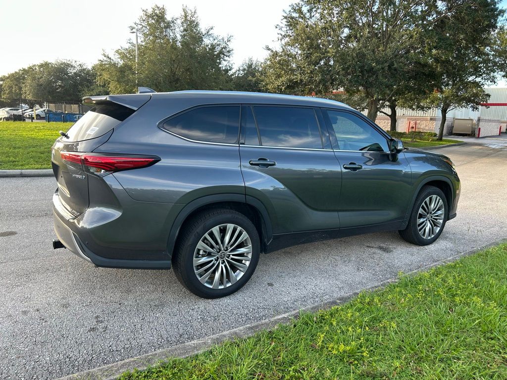 Thumbnail: 2022 Toyota Highlander - 5