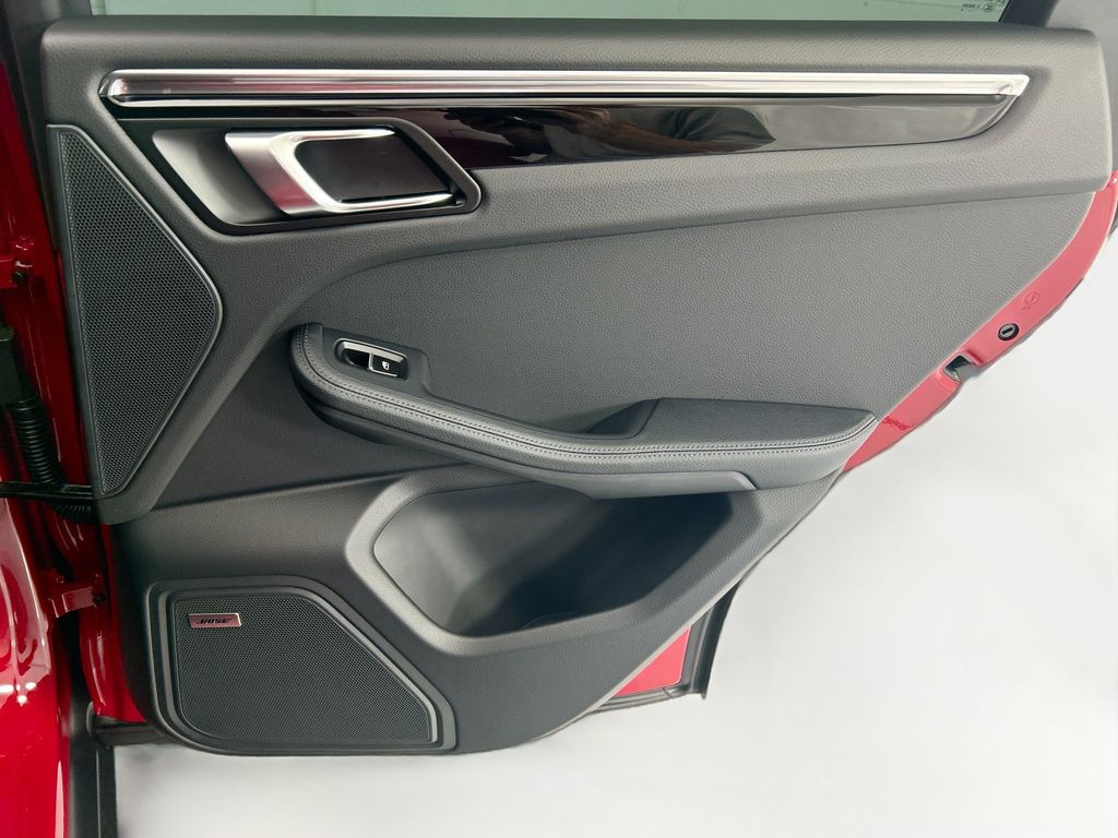 Thumbnail: 2026 Porsche Macan - 27