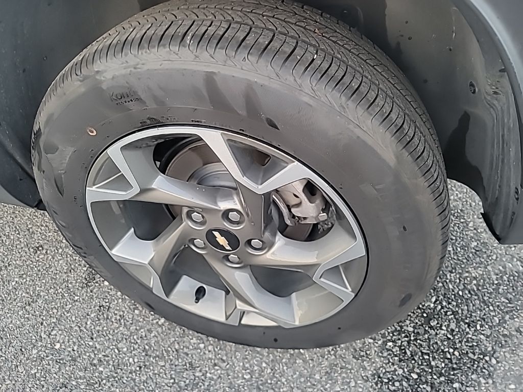 2025 Chevrolet Trax LT photo 2