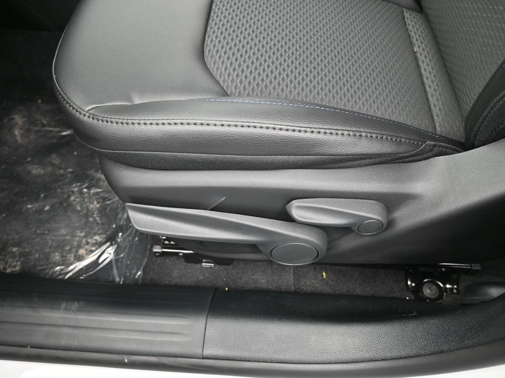 New 2026 bright white clearcoat Jeep Latitude image 15