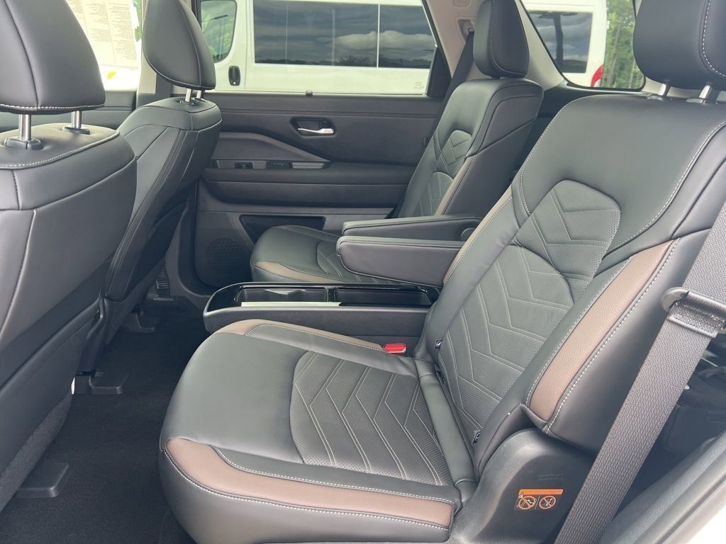 2025 Everest White Pearl Tricoat/Super Black Nissan Pathfinder Platinum FWD SUV