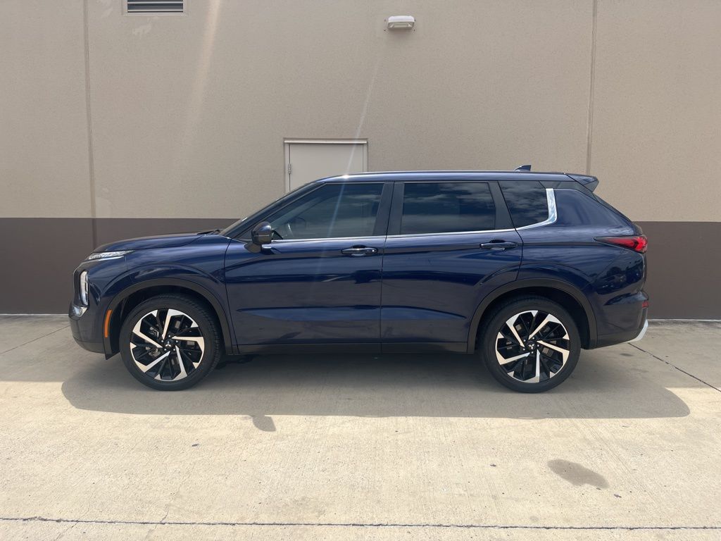 Thumbnail: 2023 Mitsubishi Outlander - 2