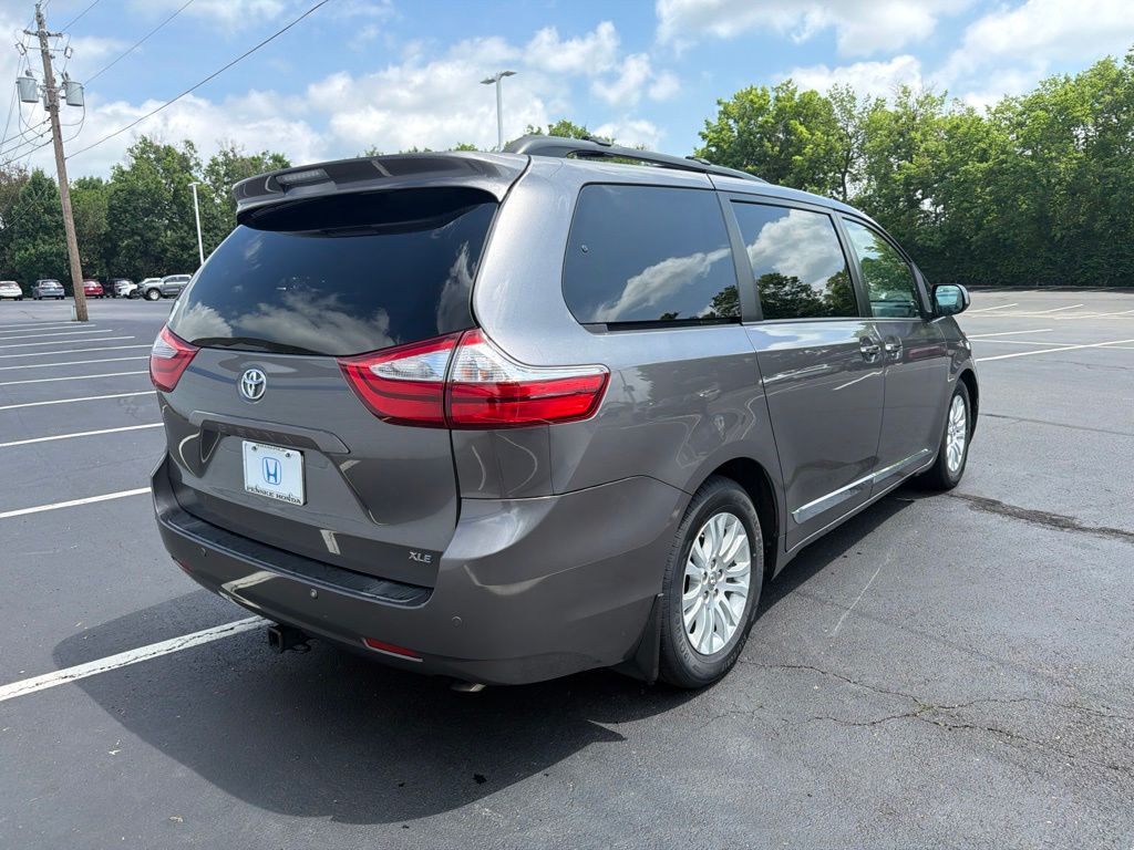 Thumbnail: 2017 Toyota Sienna - 5
