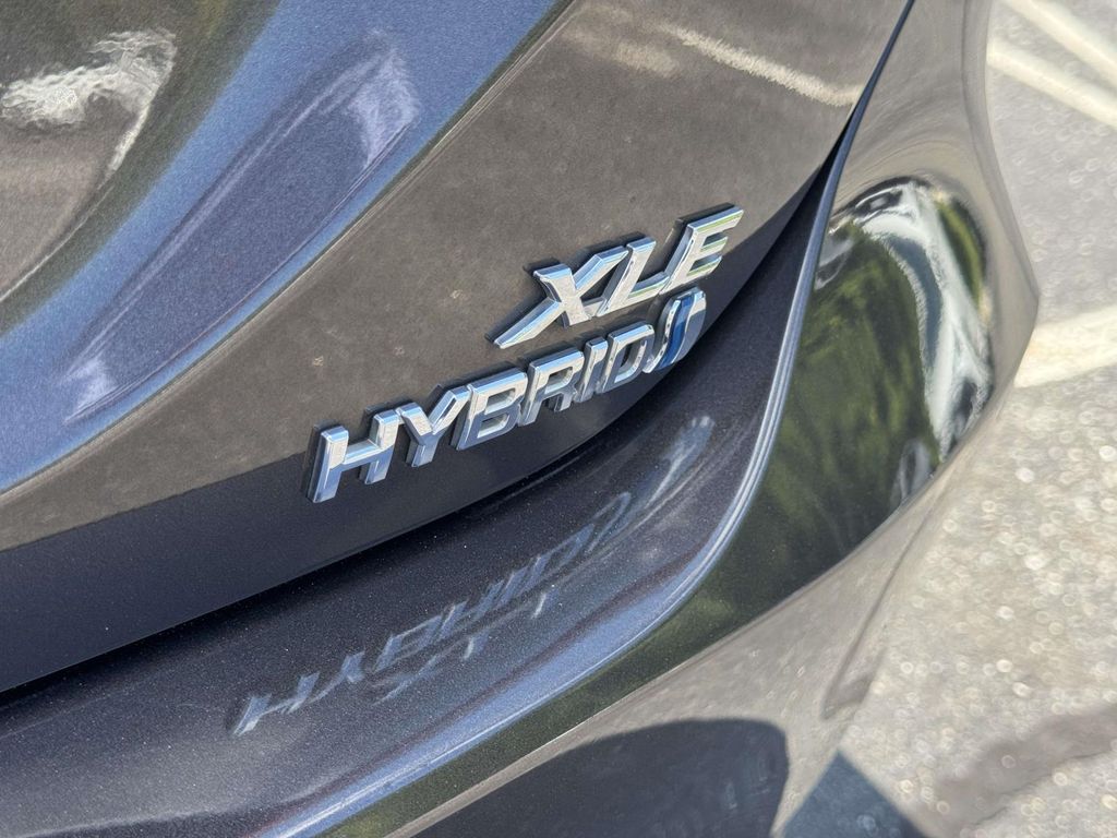 Used 2018 Toyota Camry Hybrid Sedan