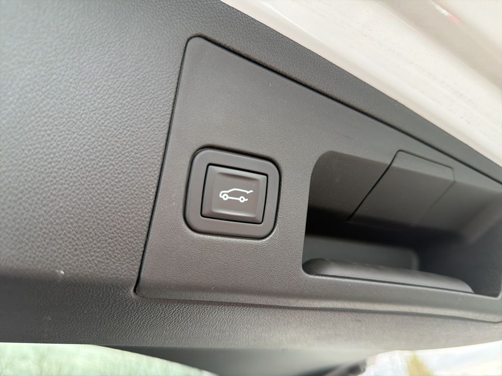 Thumbnail: 2017 Cadillac XT5 - 23