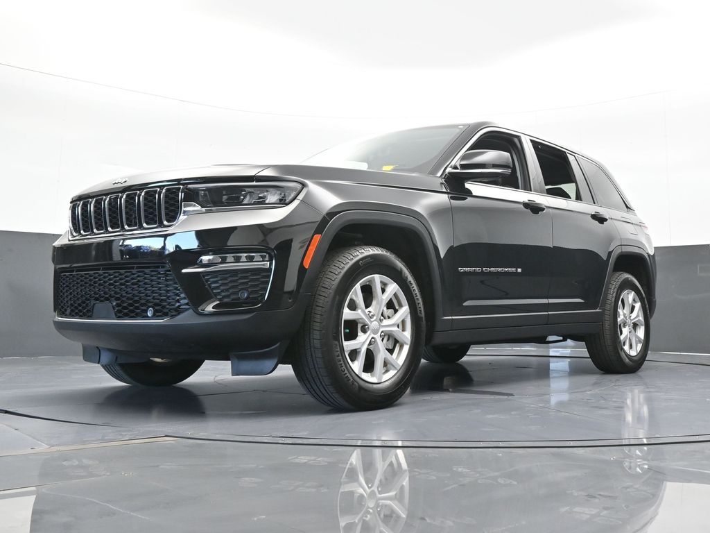 Used 2024 Diamond Black Crystal Pearlcoat Jeep Limited image 63