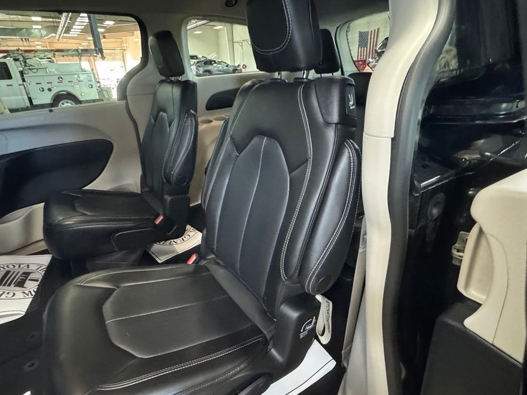 Used 2023 Chrysler Pacifica Van