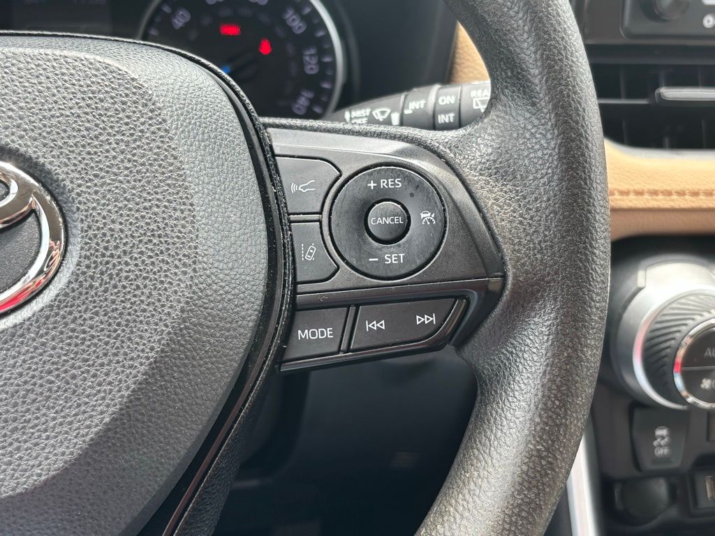 2021 Toyota RAV4 Hybrid XLE photo