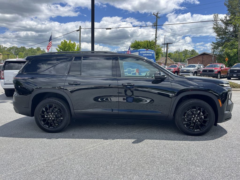 2025 Chevrolet Traverse LT photo