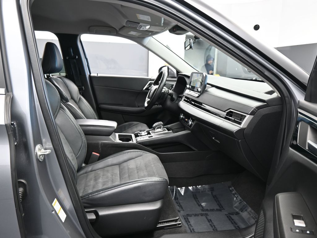 Used 2022 Silver Mitsubishi SE image 28