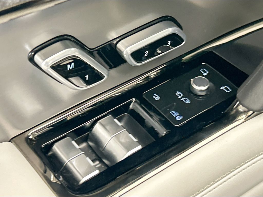 Thumbnail: 2025 Land Rover Range Rover Sport - 22
