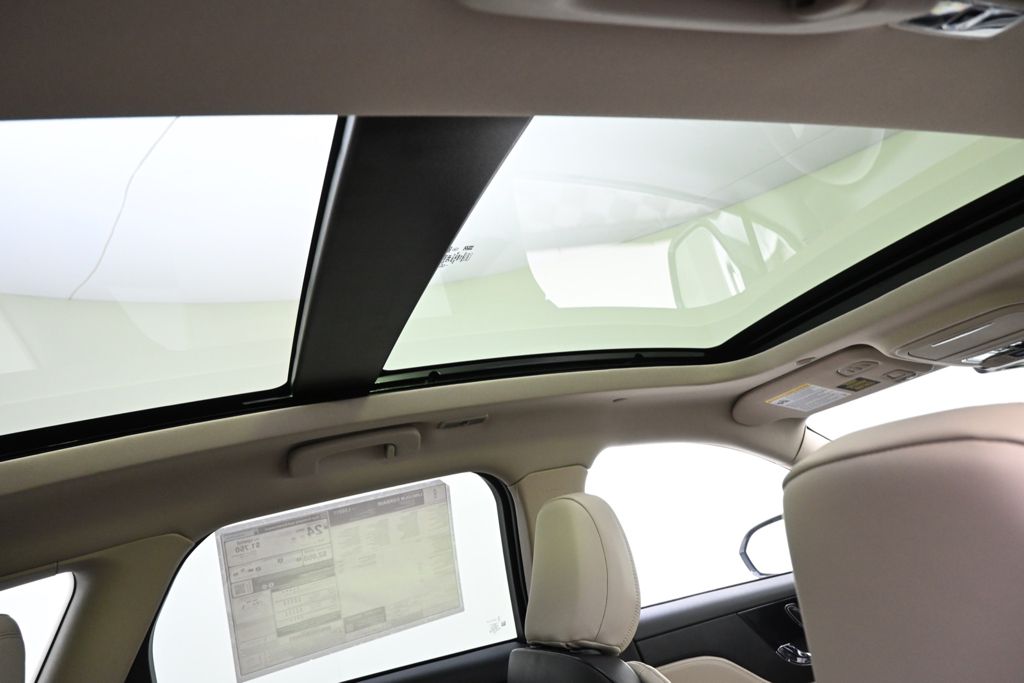 New 2026 White Lincoln Reserve image 17