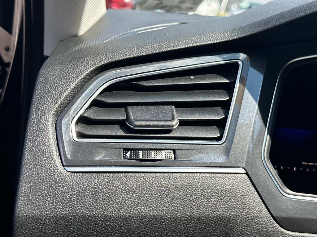 Thumbnail: 2022 Volkswagen Tiguan - 13