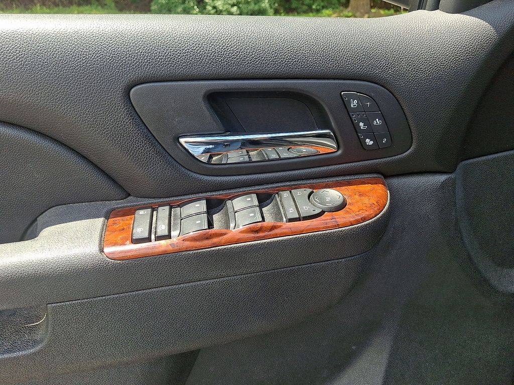 Thumbnail: 2012 Chevrolet Suburban - 12