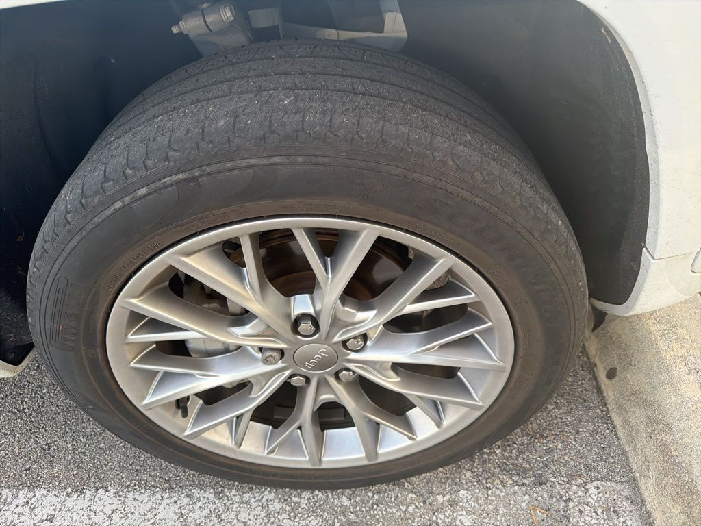 Used 2022 Bright White Clearcoat Jeep Summit image 11