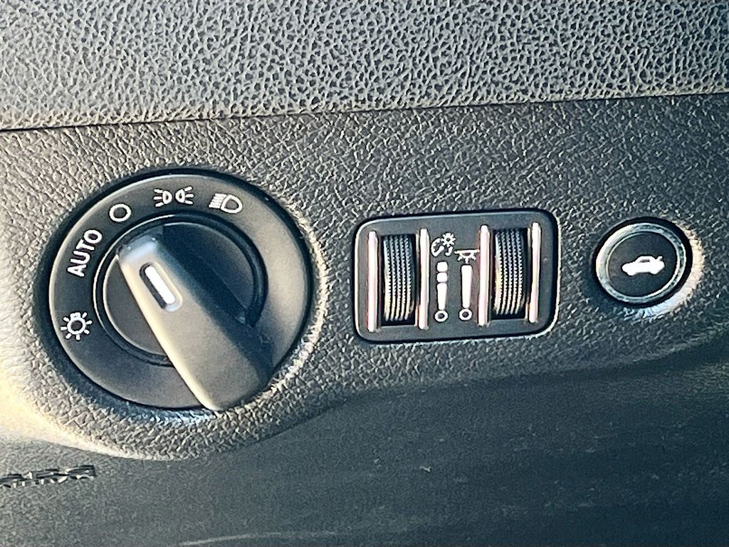 Used 2022 Black Dodge SXT image 10