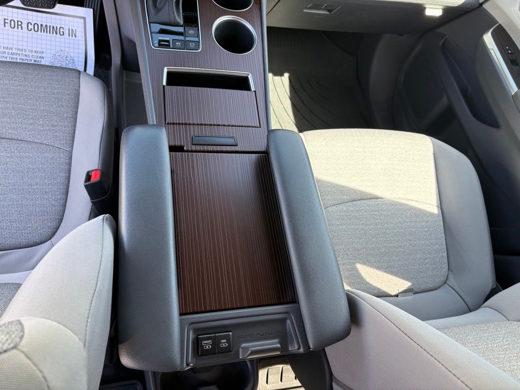 2023 Toyota Sienna LE