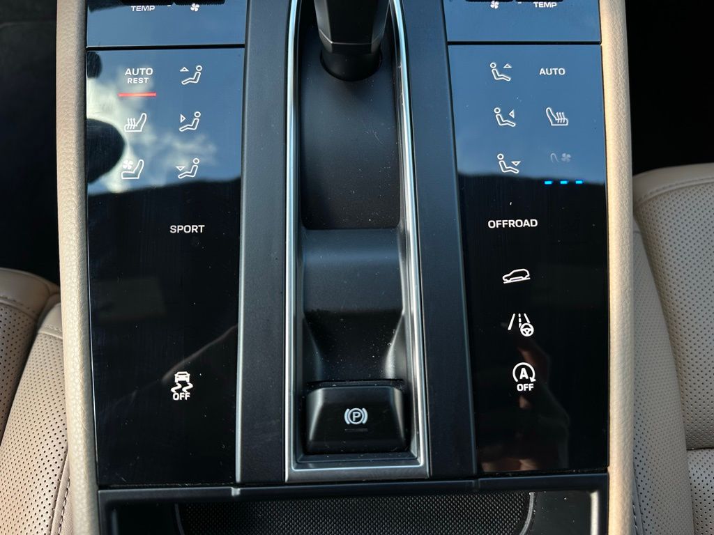 Thumbnail: 2024 Porsche Macan - 25