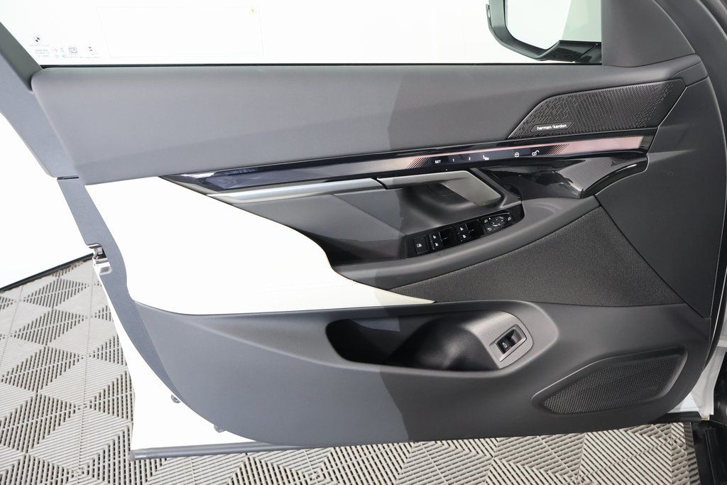 Thumbnail: 2027 BMW 5 Series - 7