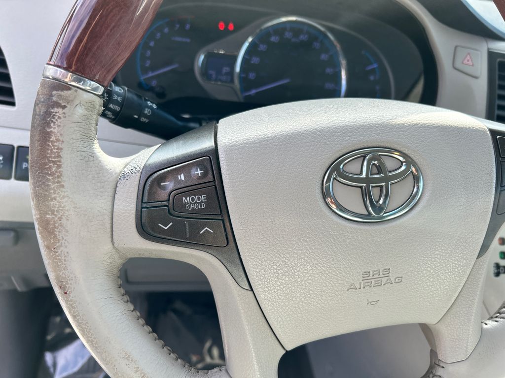 2014 Toyota Sienna XLE 14