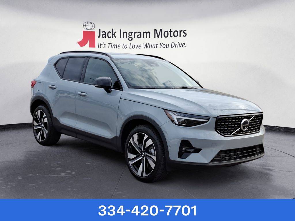 new 2025 Volvo XC40 car, priced at $37,599