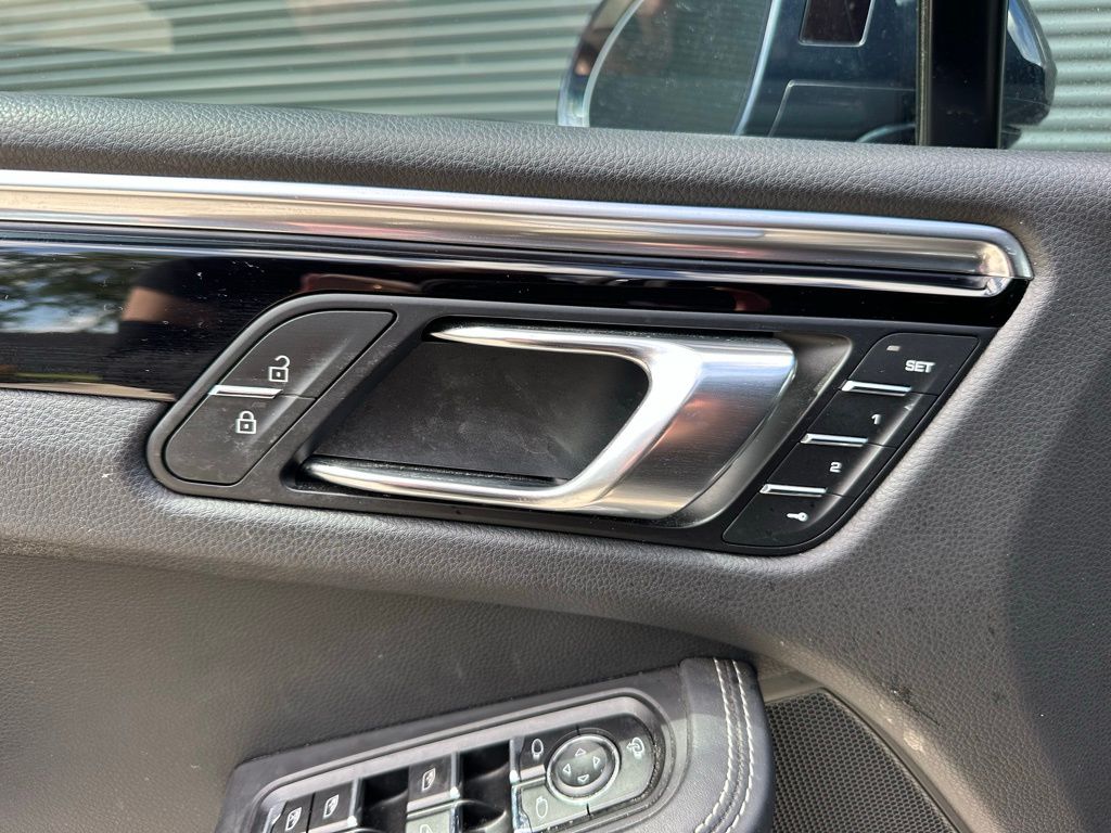 Thumbnail: 2023 Porsche Macan - 20