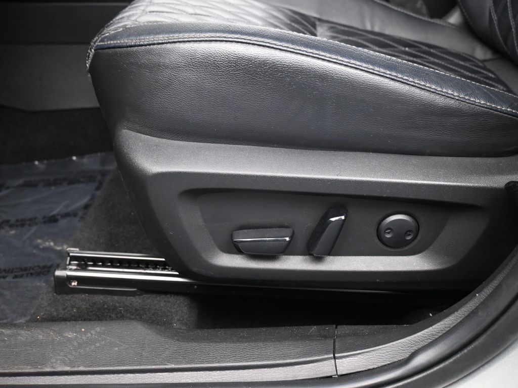 Used 2022 Silver Mitsubishi SEL image 12