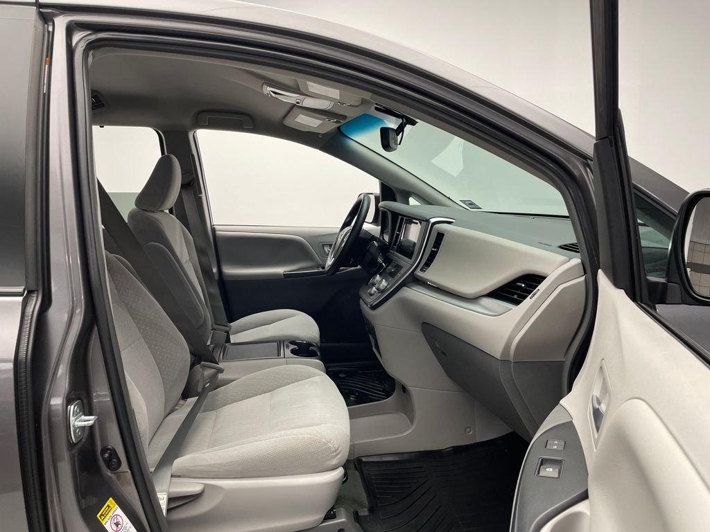 Thumbnail: 2017 Toyota Sienna - 17