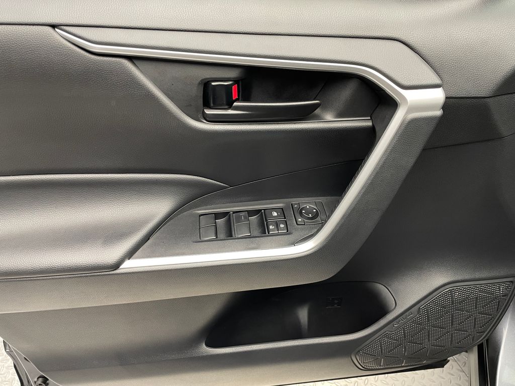 2023 Toyota RAV4 LE 9