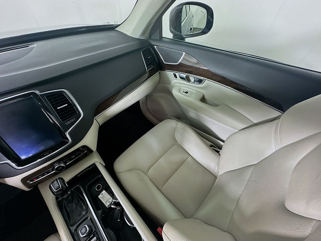 Used 2019 Blue Volvo T6 Momentum image 11