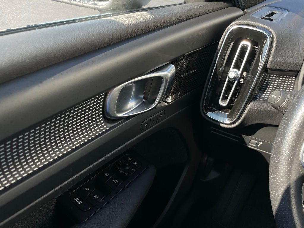Thumbnail: 2021 Volvo XC40 - 22