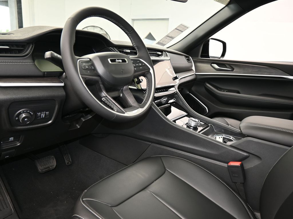 New 2026 Diamond Black Crystal Pearlcoat Jeep Limited image 13