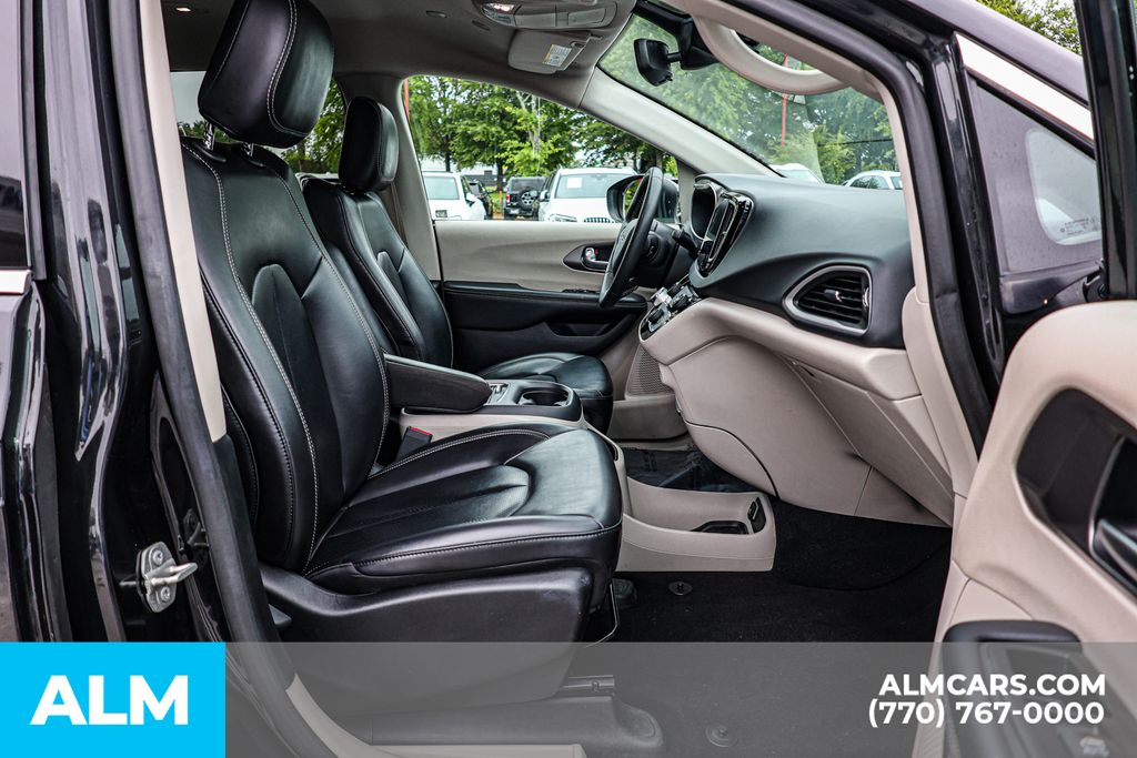 Used 2023 Black Chrysler Touring L image 22