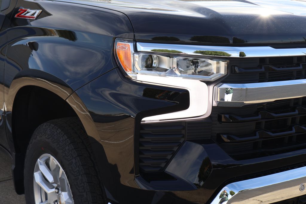 Thumbnail: 2026 Chevrolet Silverado 1500 - 3