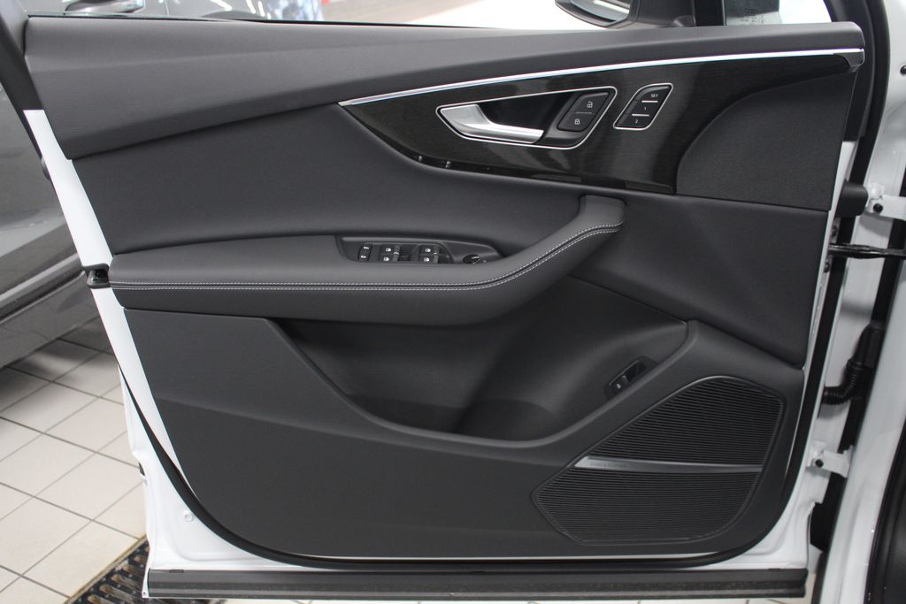 Thumbnail: 2026 Audi Q7 - 16