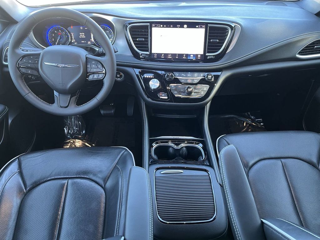 2023 Chrysler Pacifica Limited 17