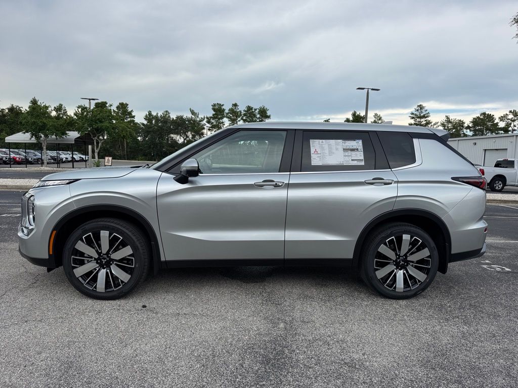 2025 Mitsubishi Outlander SE photo 2