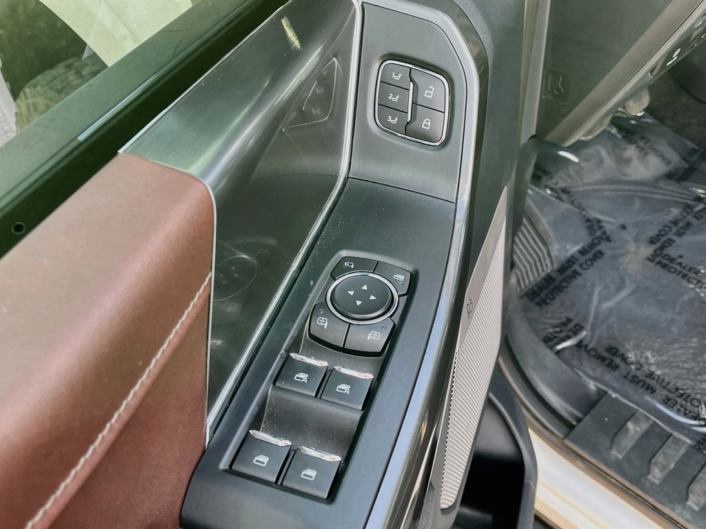 Used 2022 White Ford Lariat image 17
