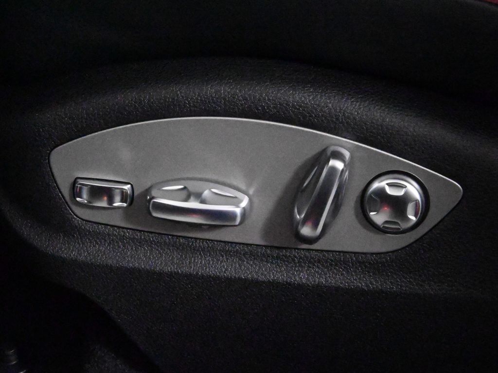 Thumbnail: 2026 Porsche Macan - 31