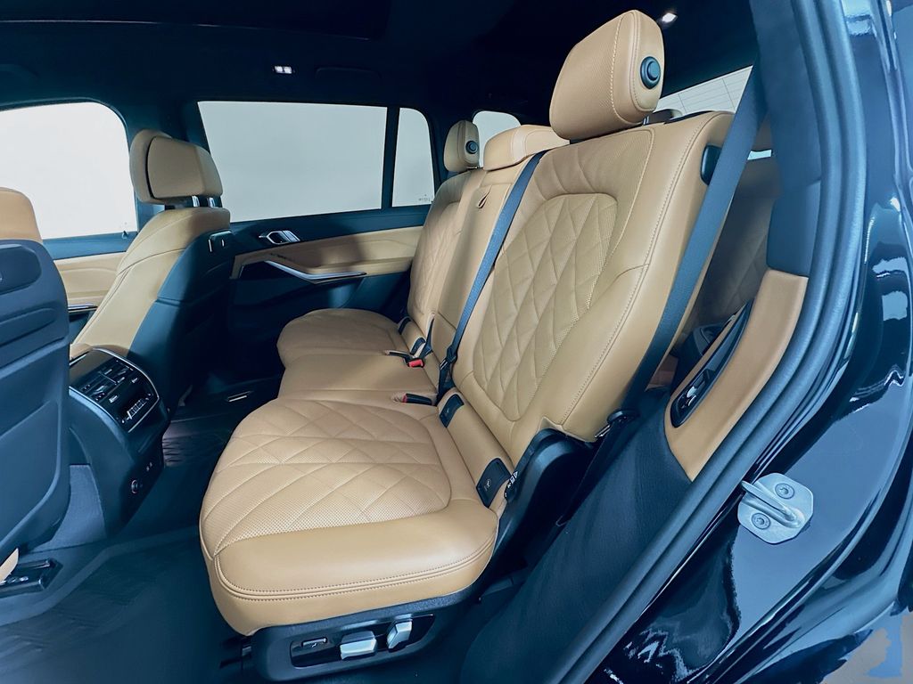 Thumbnail: 2026 BMW X7 - 17