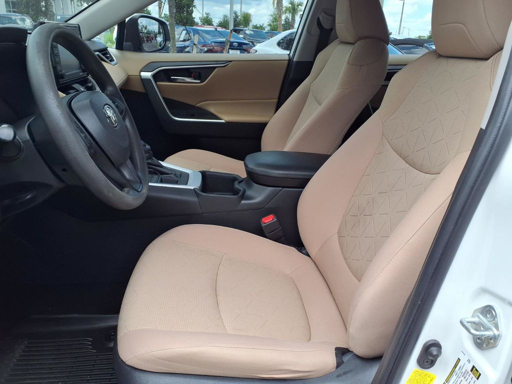2022 Toyota RAV4 XLE - Photo 24