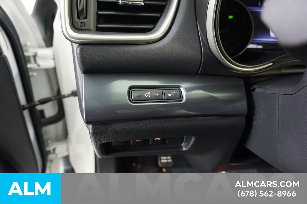 Used 2023 White Nissan SR image 33