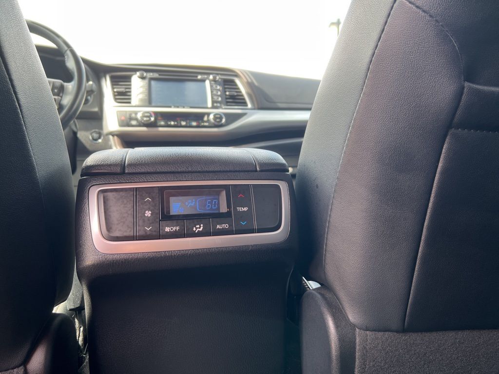 2019 Midnight Black Metallic Toyota Highlander XLE AWD SUV