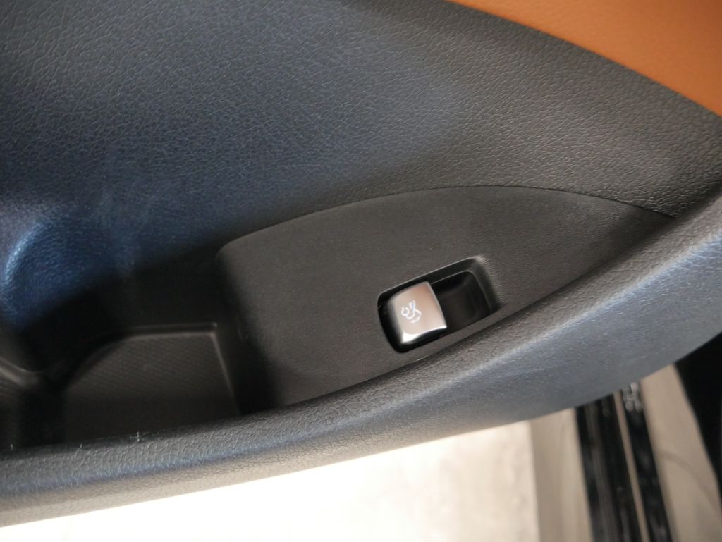 Thumbnail: 2023 Mercedes-Benz E-Class - 18