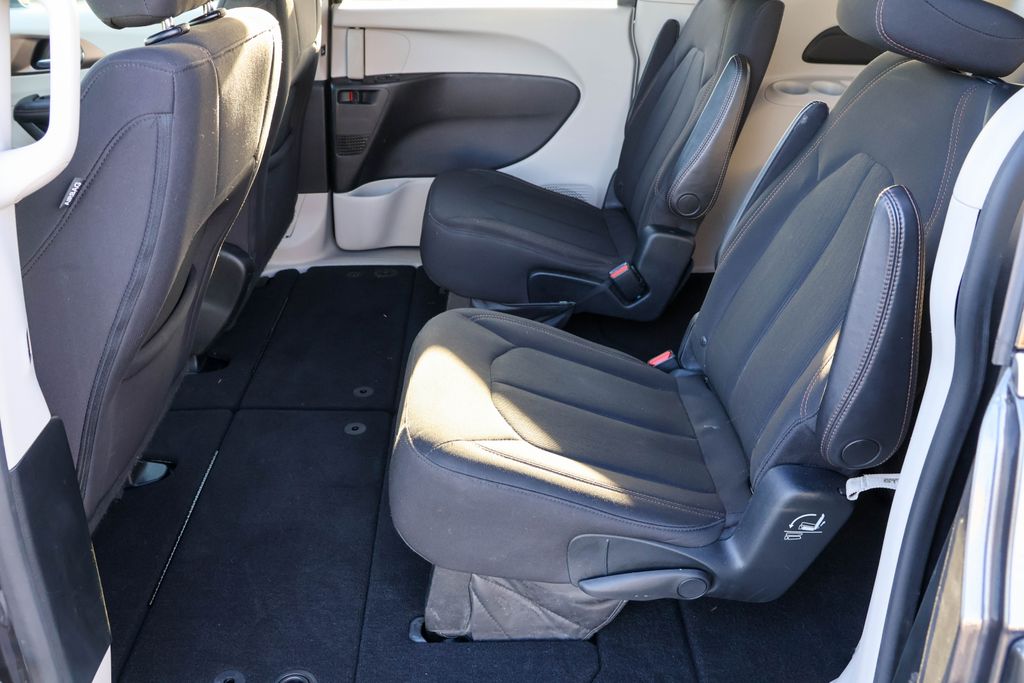 2017 Chrysler Pacifica Touring 28