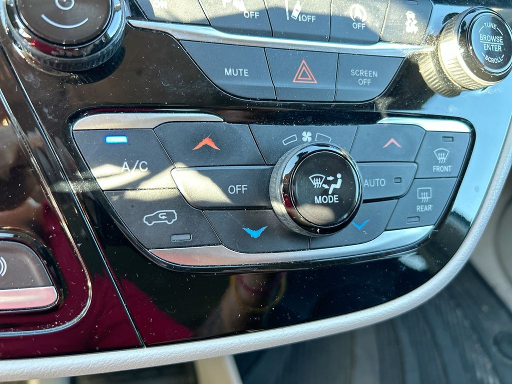 Thumbnail: 2019 Chrysler Pacifica - 19
