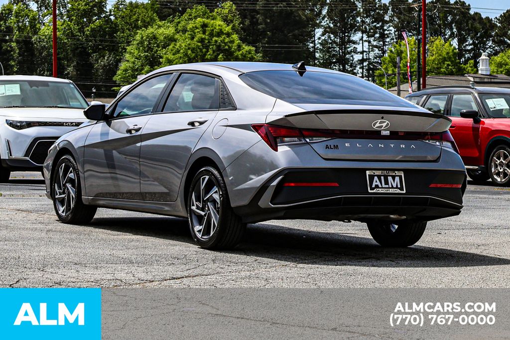 Used 2025 Silver Hyundai SEL Sport image 7